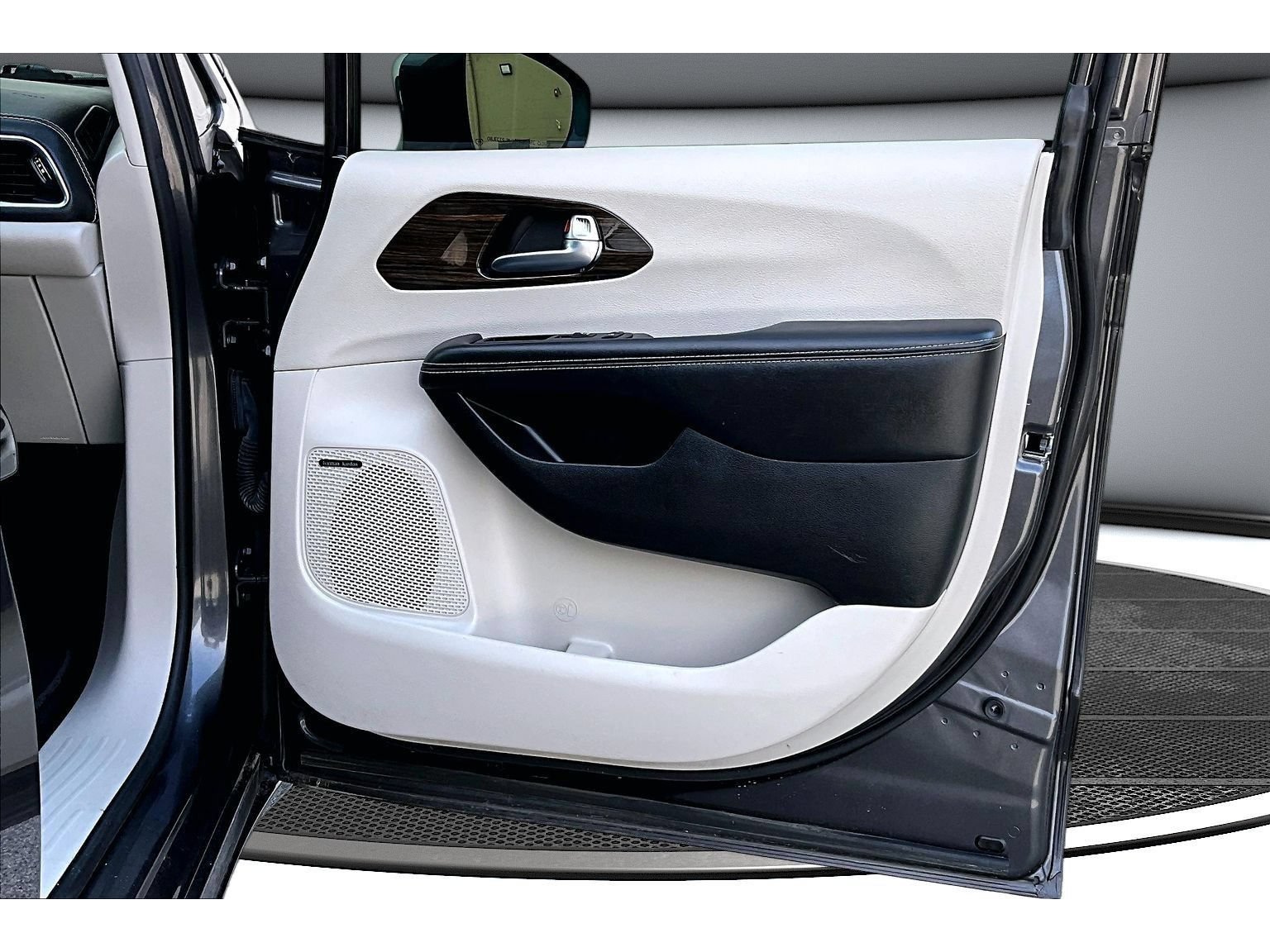 Used 2022 Chrysler Pacifica Limited FWD image 49