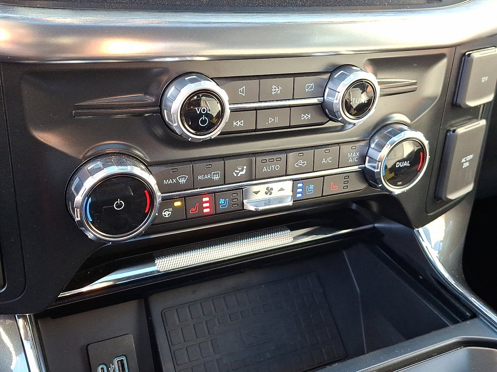 Certified 2022 Ford F150 Lariat w/ Equipment Group 502A High image 17