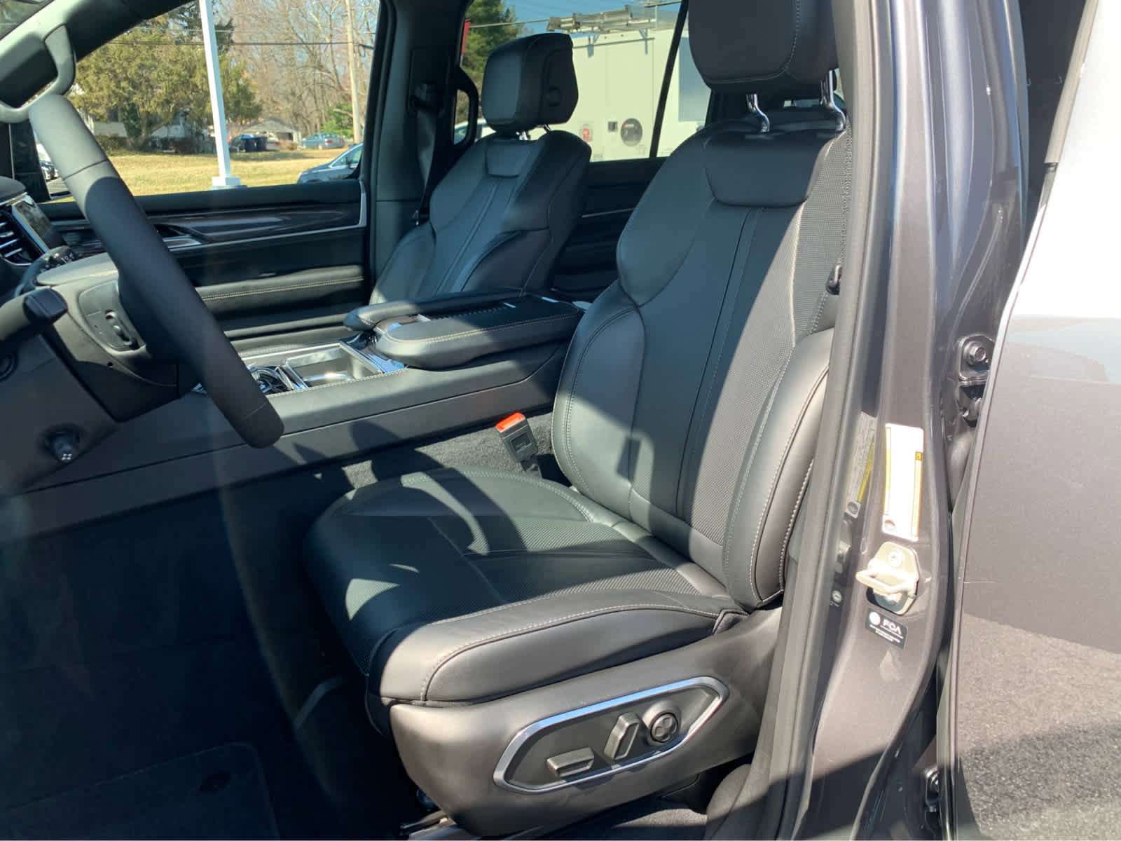 Used 2024 Jeep Wagoneer 4WD w/ Premium Group I image 12