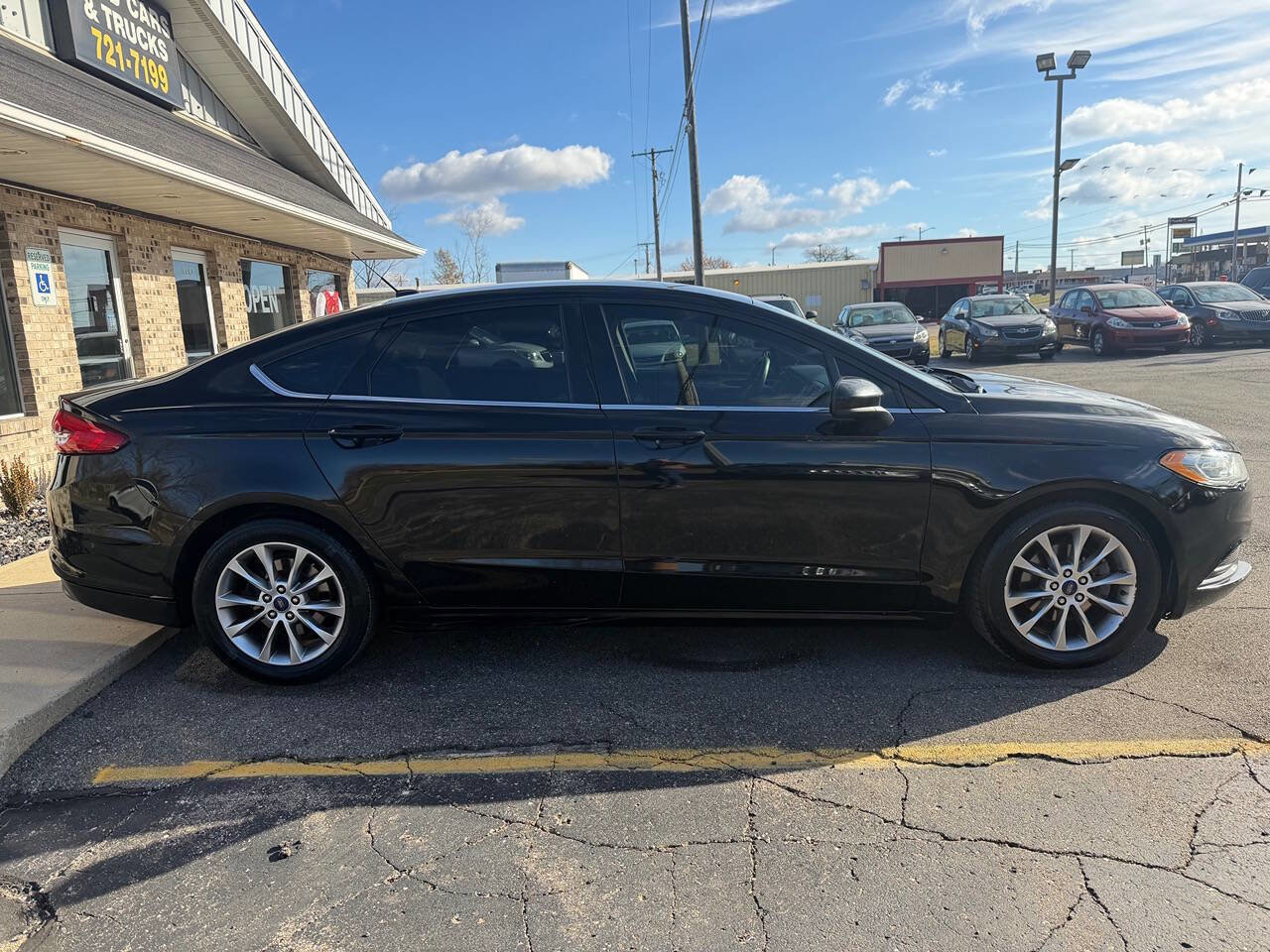 Used 2017 Ford Fusion SE image 2