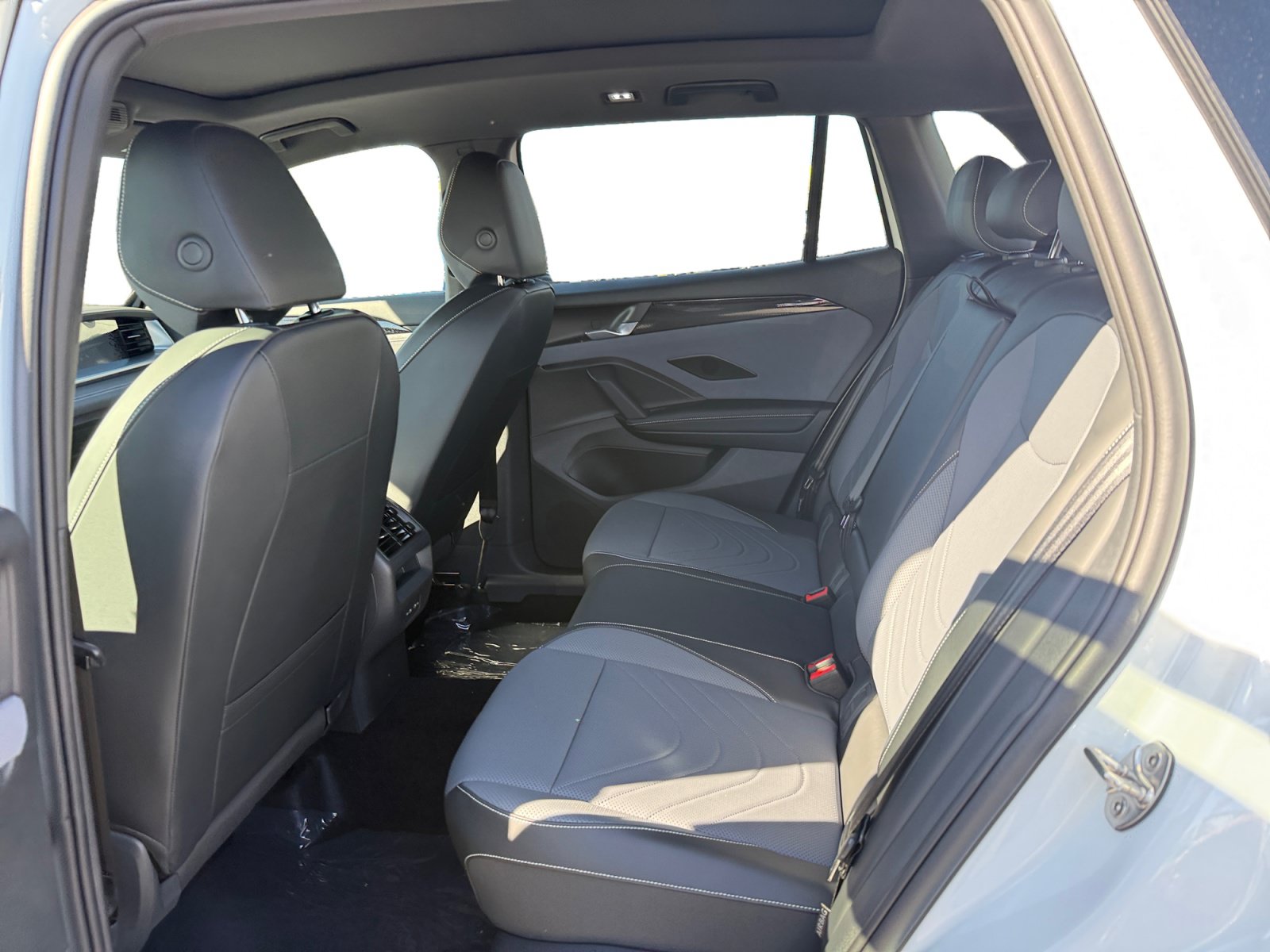 New 2026 Volkswagen Tiguan SE R-Line AWD/4WD image 16