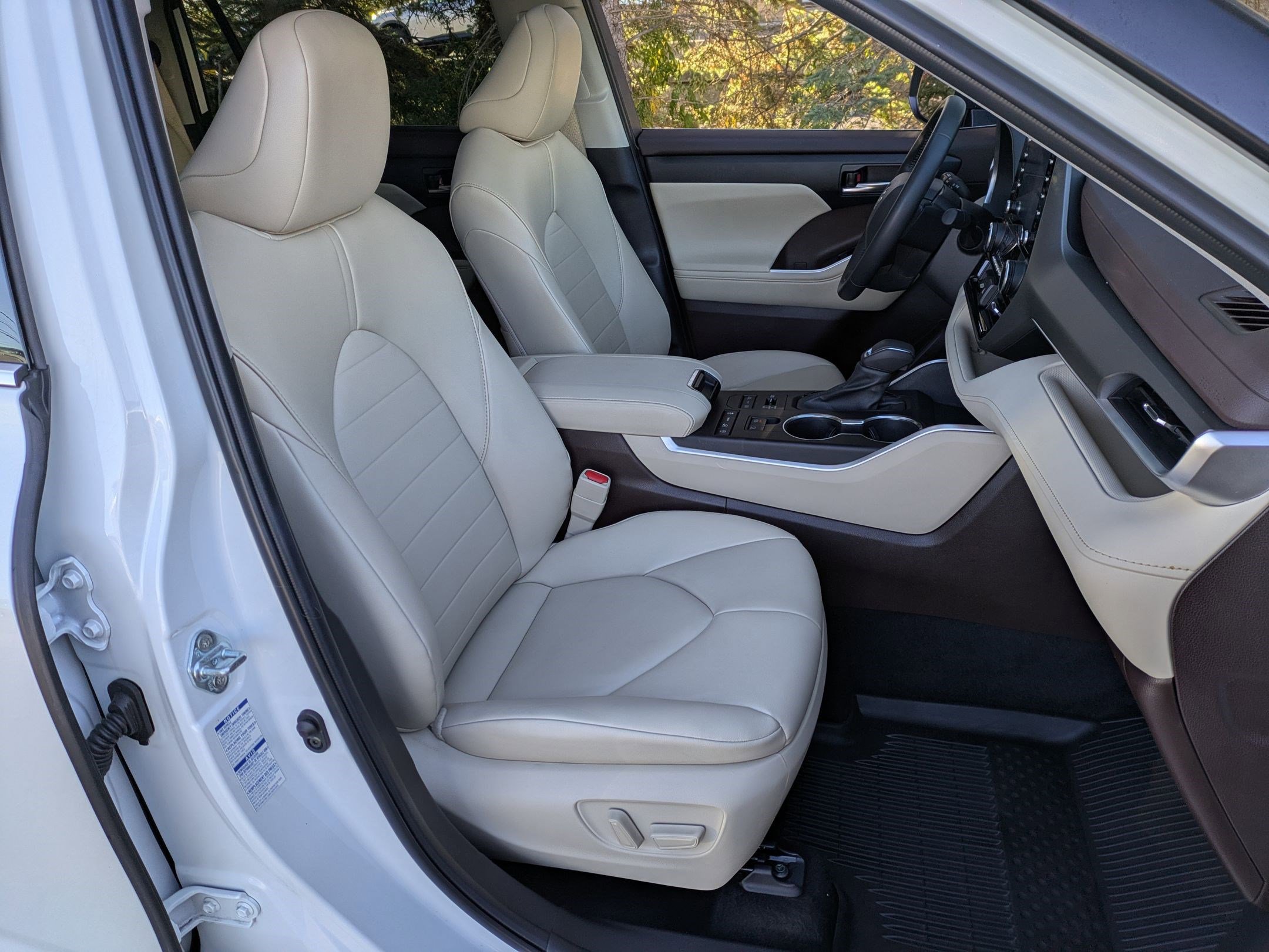 Used 2022 Toyota Highlander XLE image 24