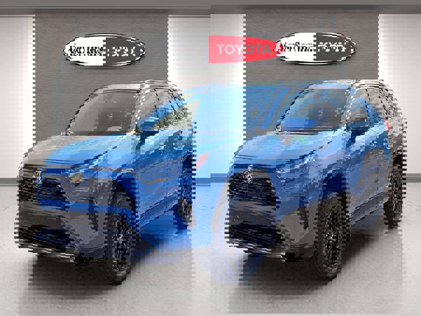 Used 2025 Toyota RAV4 SE image 3