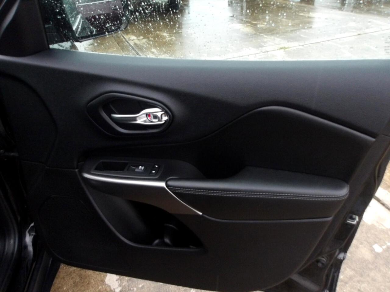 Used 2020 Jeep Cherokee Limited image 9