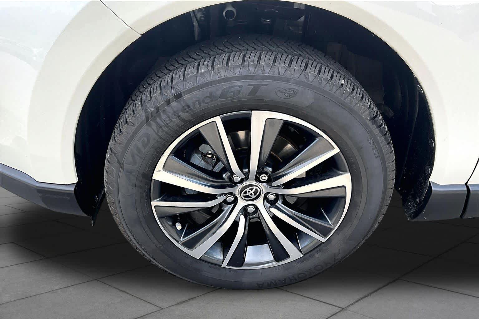 Used 2021 Toyota Venza LE w/ Carpet Mat Package (TMS) AWD/4WD image 11