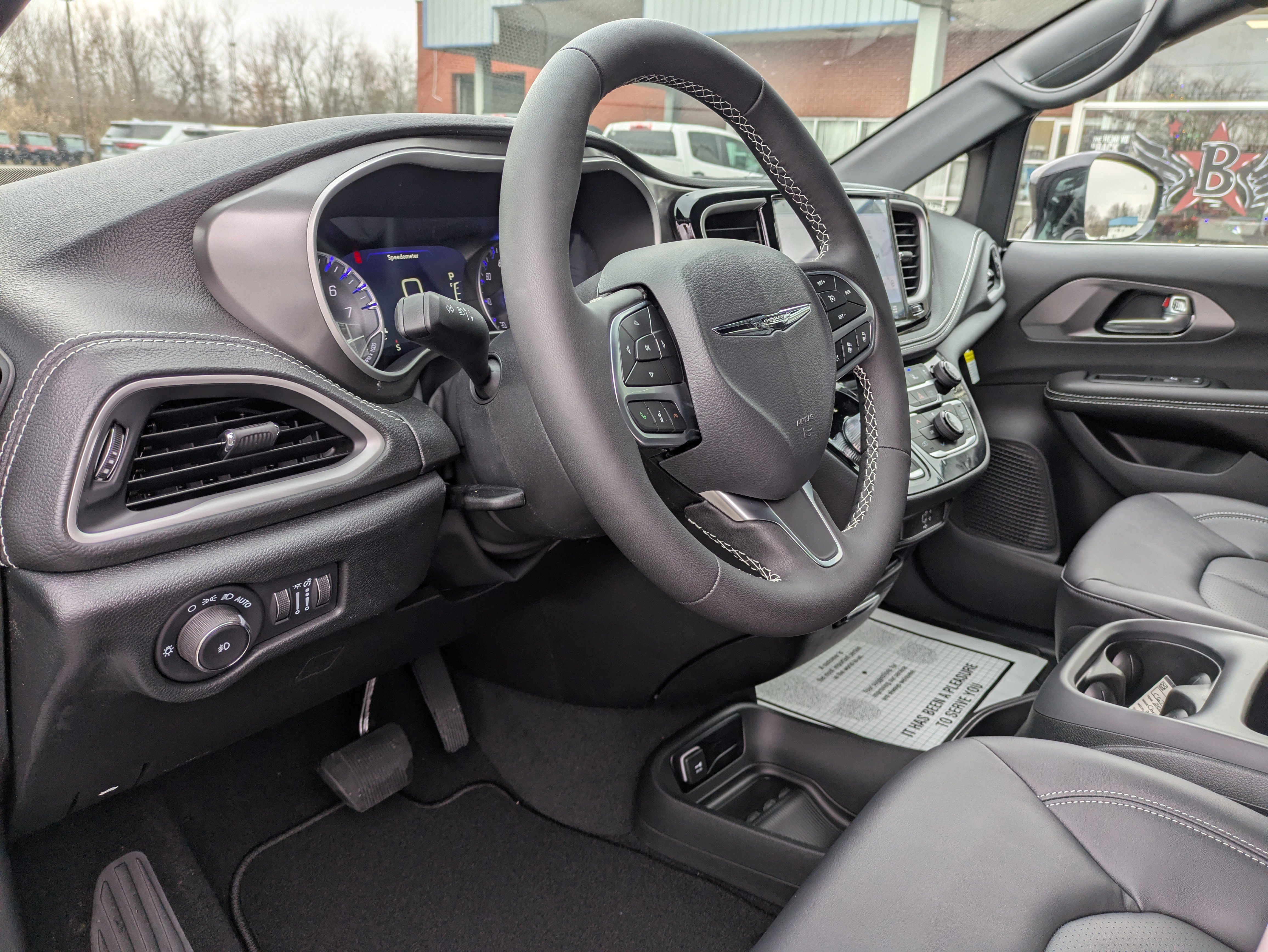 Used 2026 Chrysler Pacifica Select image 13