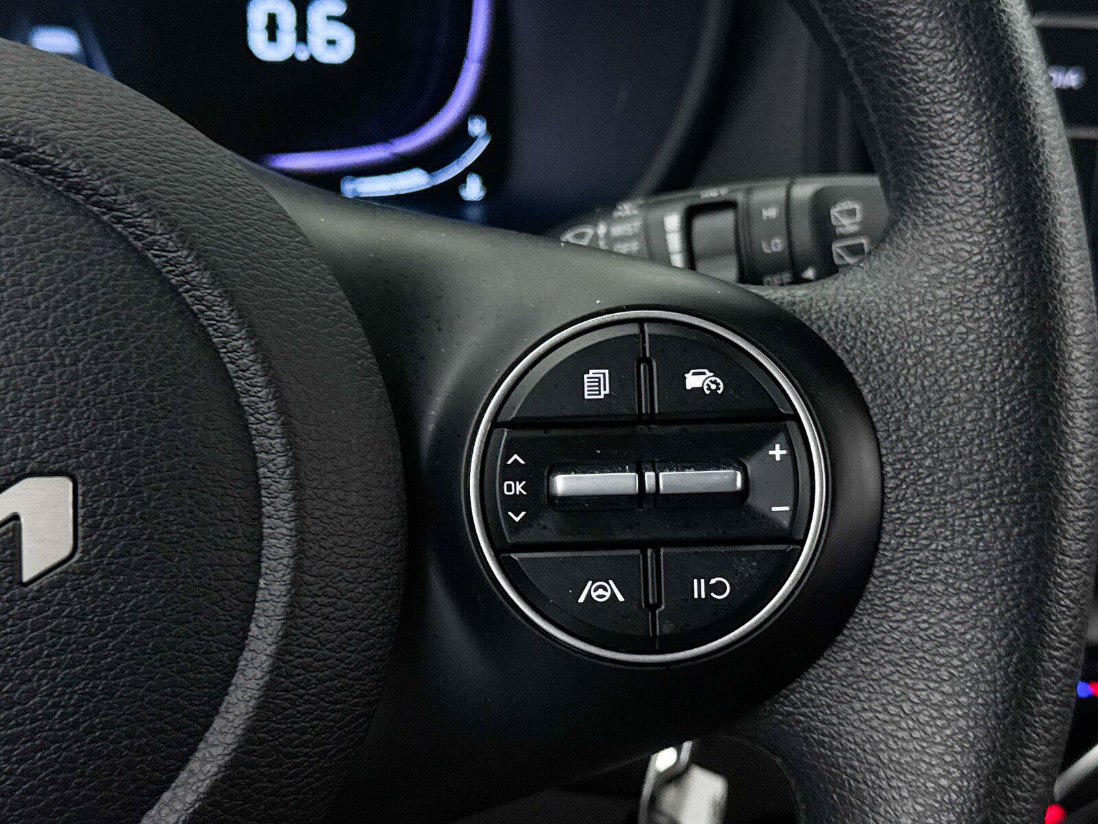 Used 2025 Kia Soul LX w/ LX Technology Package FWD image 32