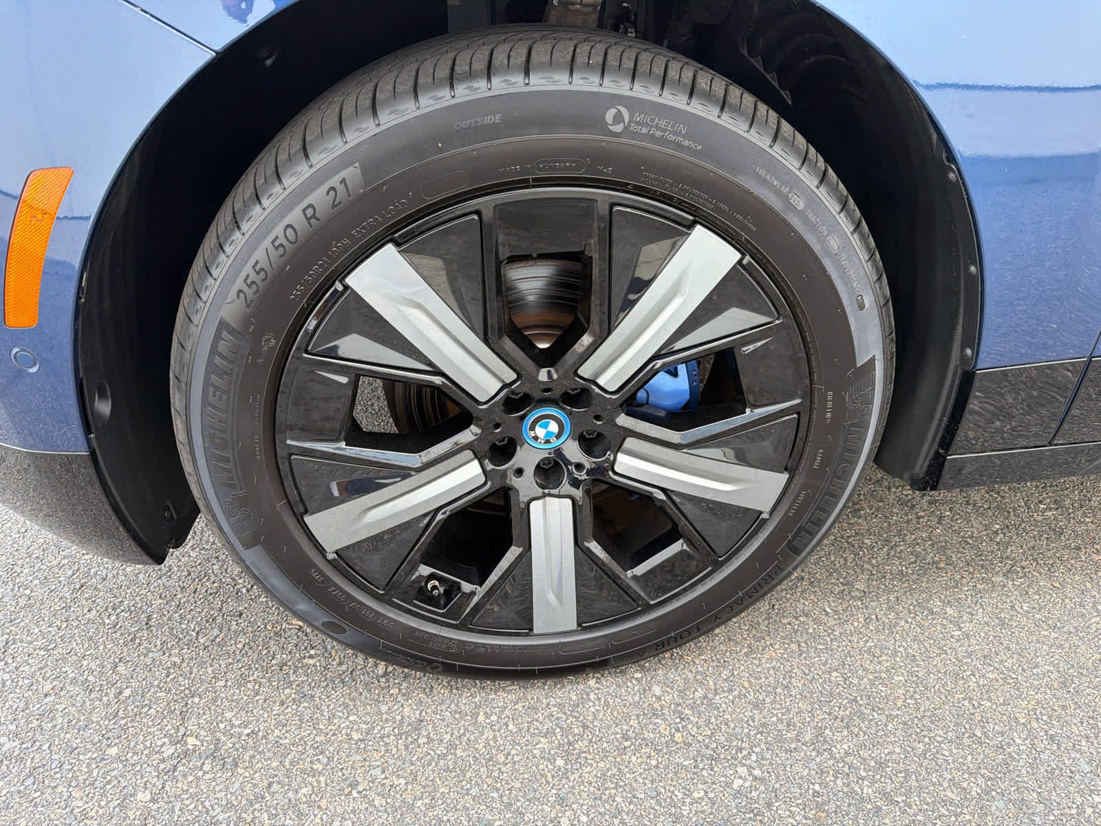 Used 2024 BMW iX xDrive50 w/ Sport Package AWD/4WD image 6