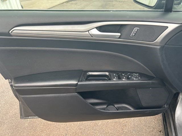 Used 2020 Ford Fusion SE FWD image 12