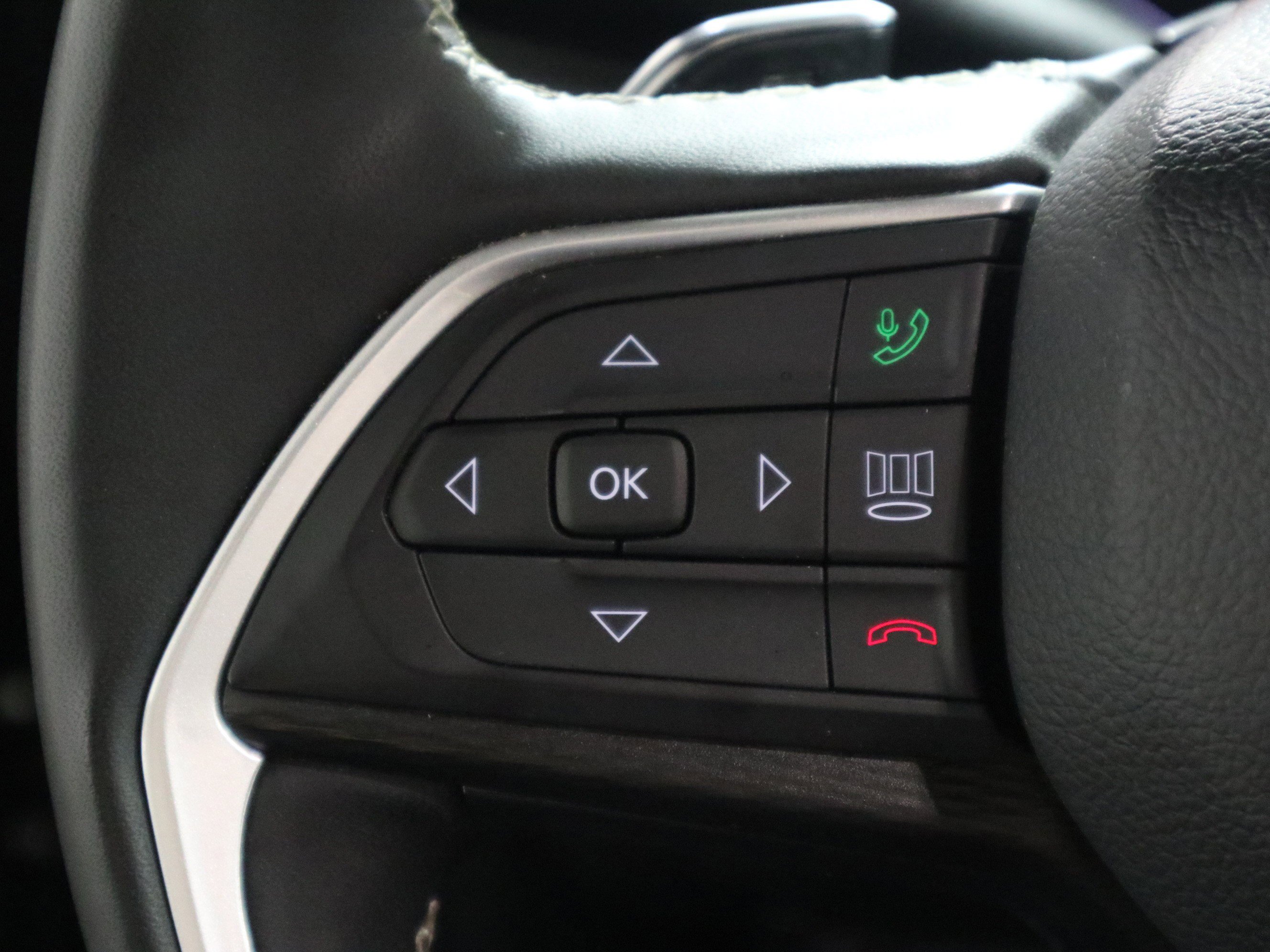 Used 2024 Jeep Grand Cherokee L Laredo image 32