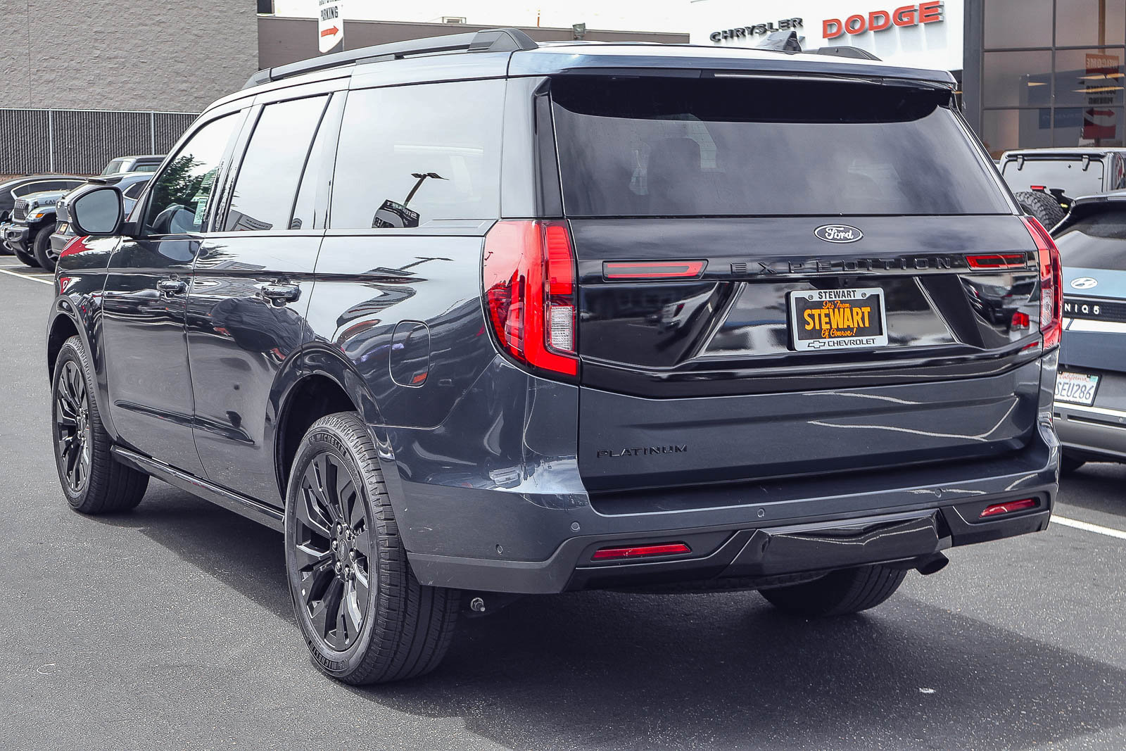 Used 2025 Ford Expedition Platinum w/ Stealth Appearance Package AWD/4WD image 23