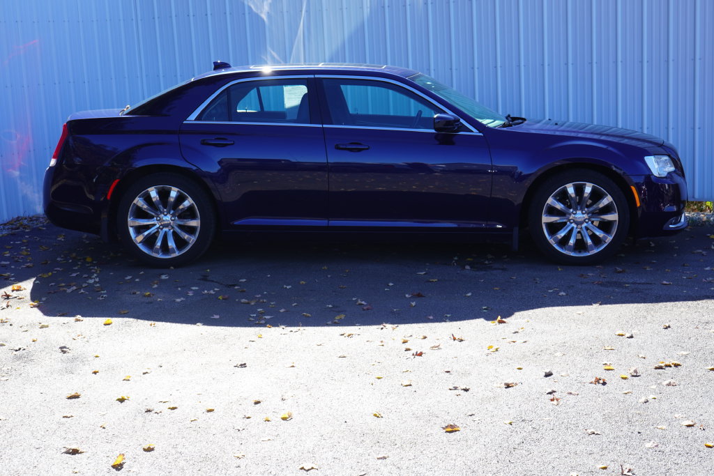Used 2017 Chrysler 300 Limited w/ Value Package RWD image 2
