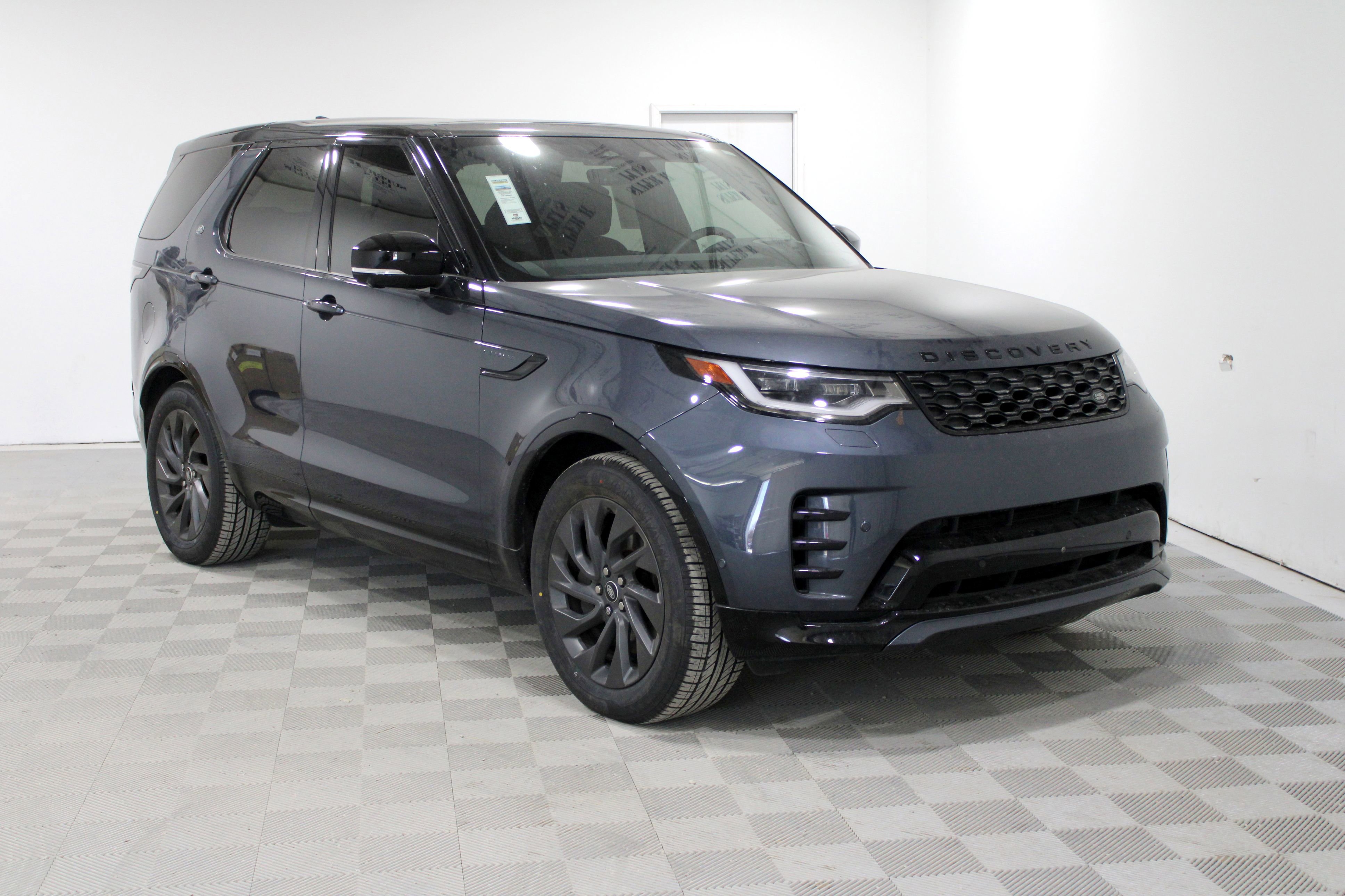 Used 2024 Land Rover Discovery Dynamic SE AWD/4WD image 1