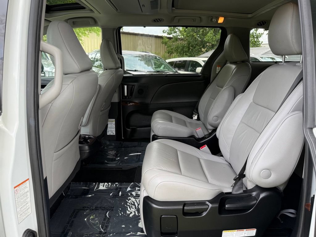 Used 2018 Toyota Sienna Limited Premium FWD image 18