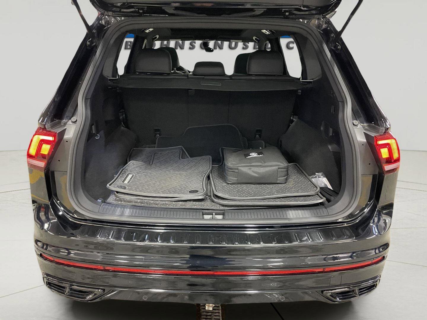 Used 2023 Volkswagen Tiguan SE R-Line image 9