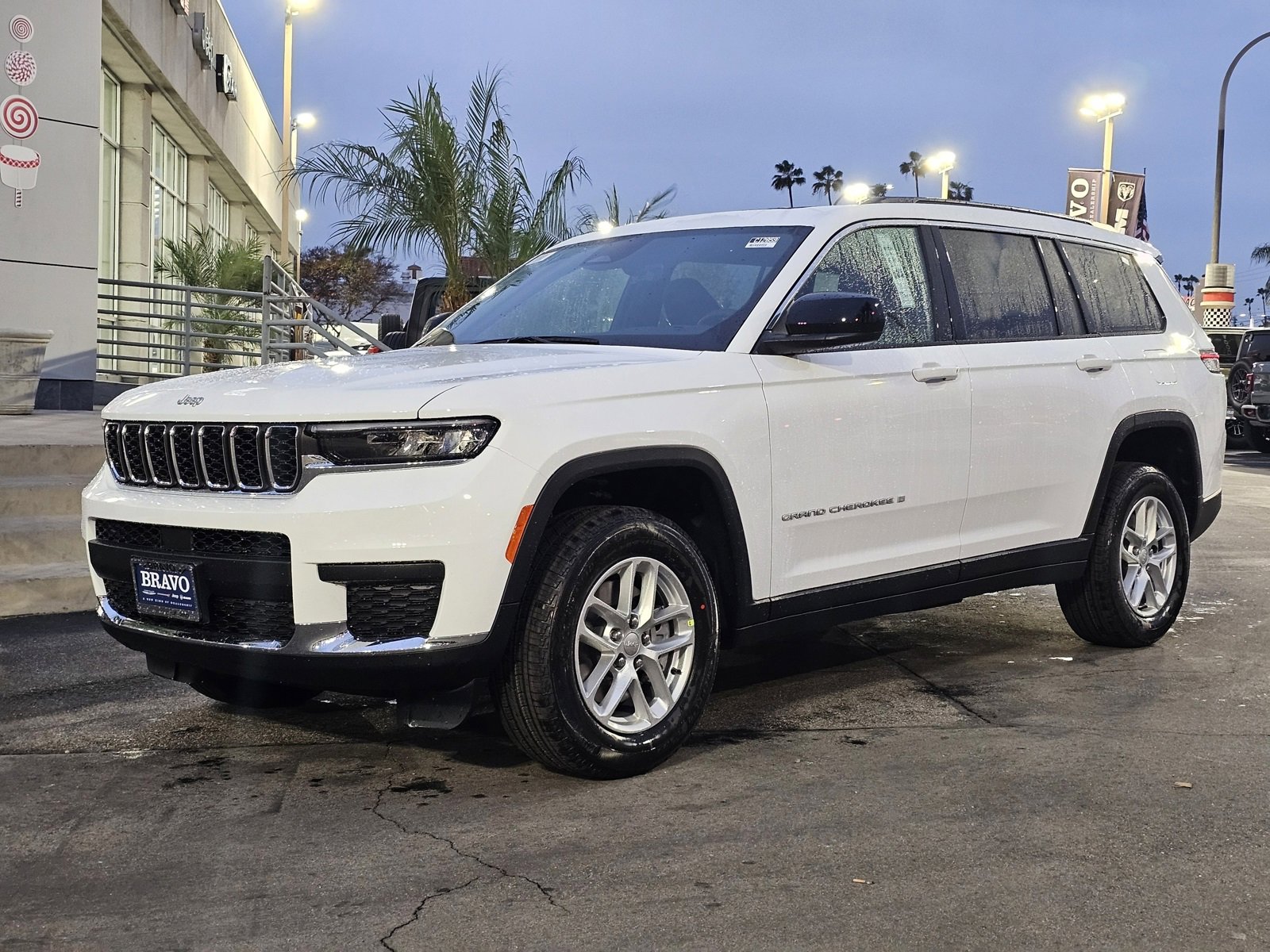 New 2025 Jeep Grand Cherokee L Laredo image 3