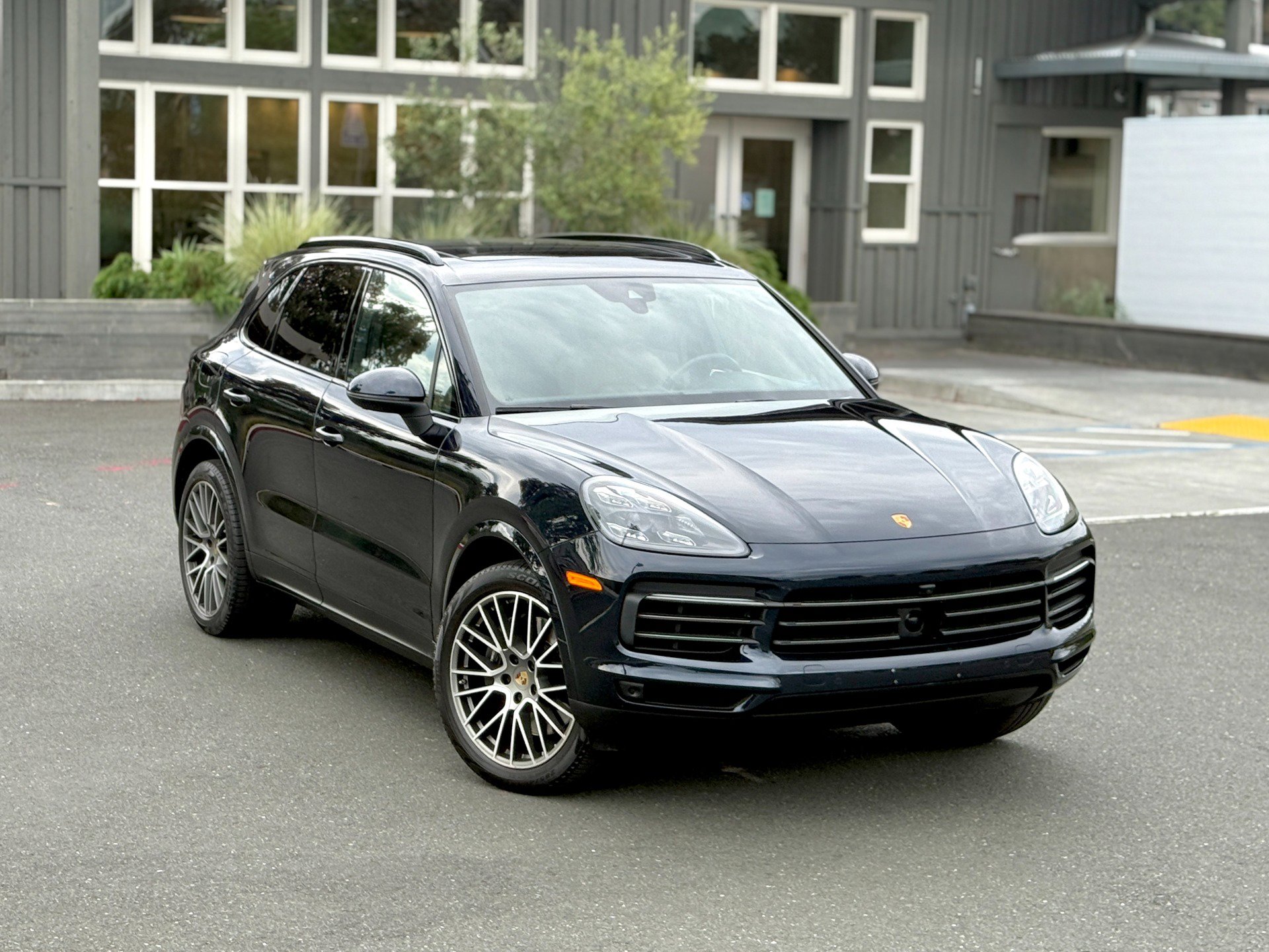 Used 2022 Porsche Cayenne Platinum Edition image 5