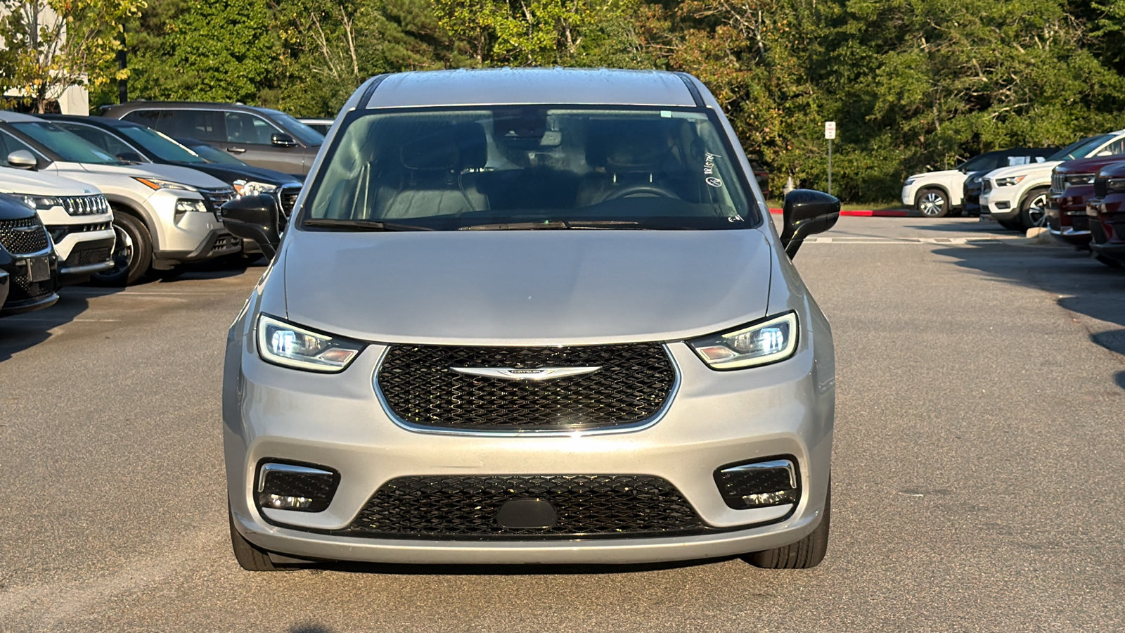 Used 2024 Chrysler Pacifica Touring-L FWD image 3