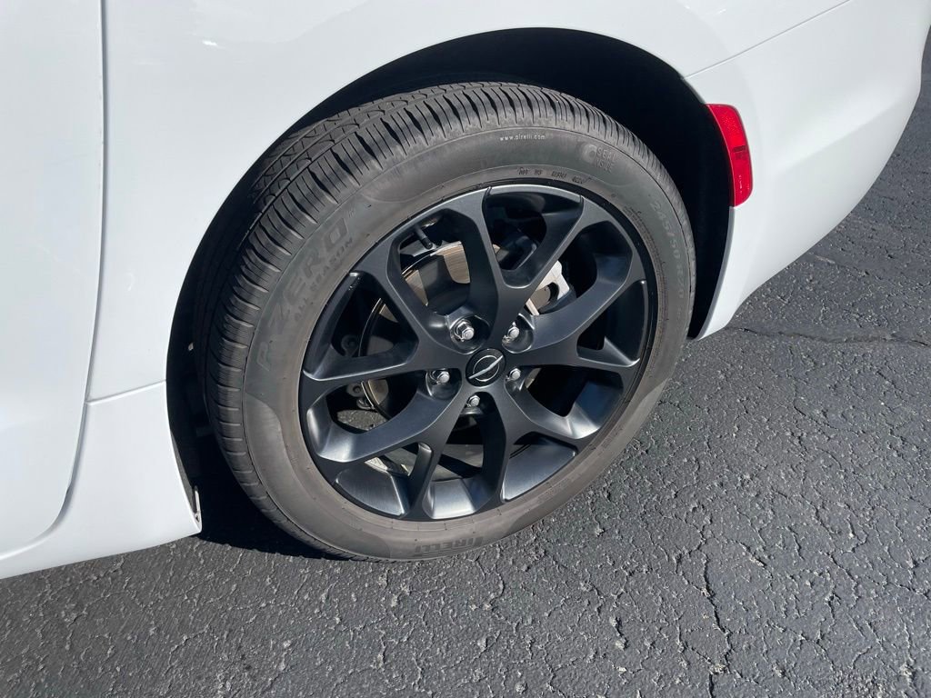 Used 2025 Chrysler Pacifica Limited image 3