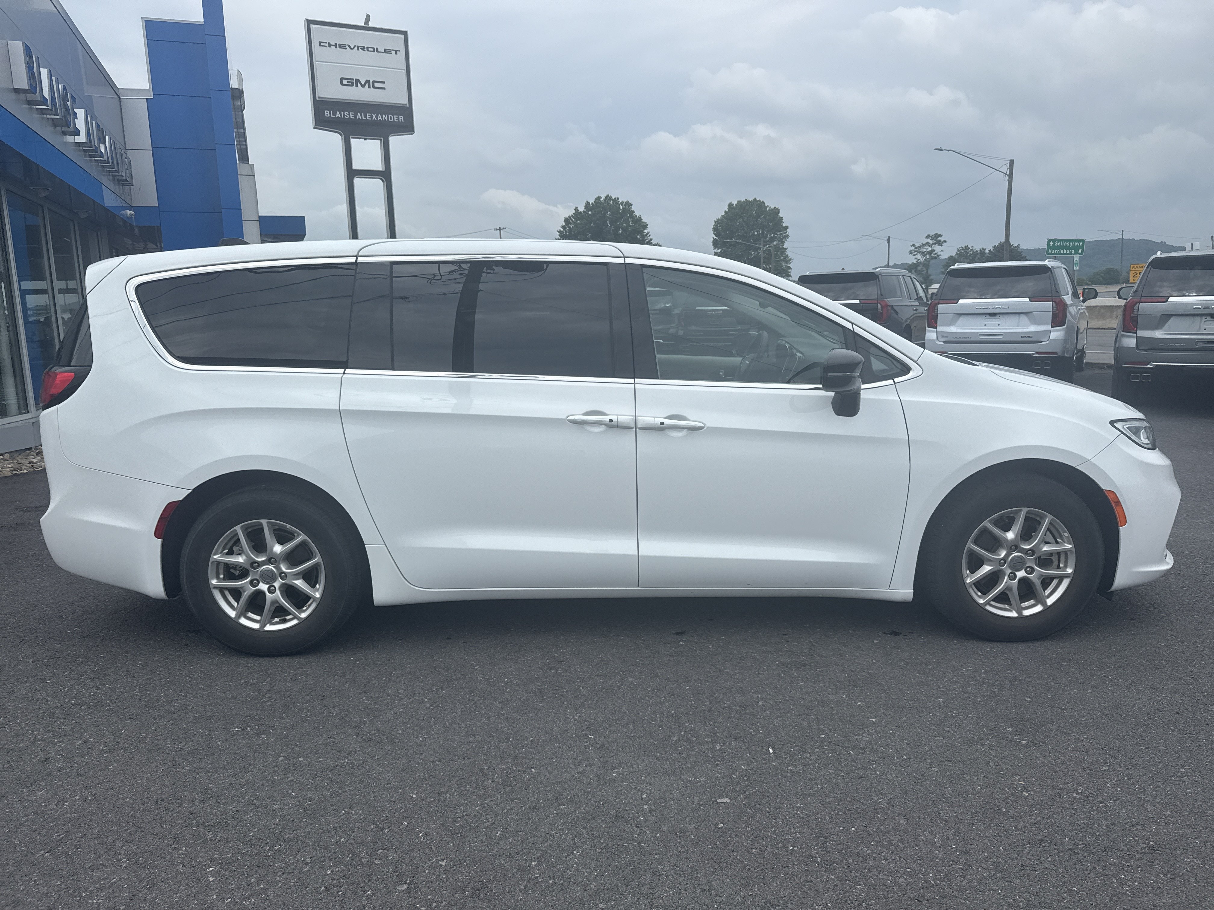 Used 2024 Chrysler Pacifica Touring-L FWD video 2