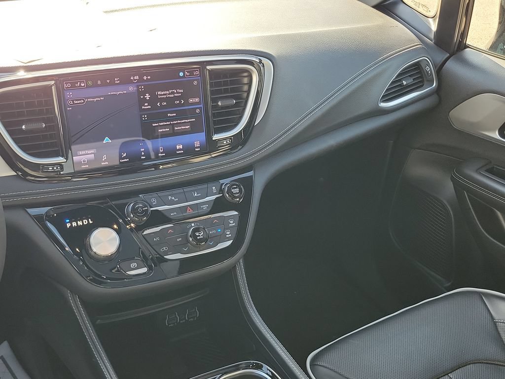 Used 2025 Chrysler Pacifica Limited FWD image 33