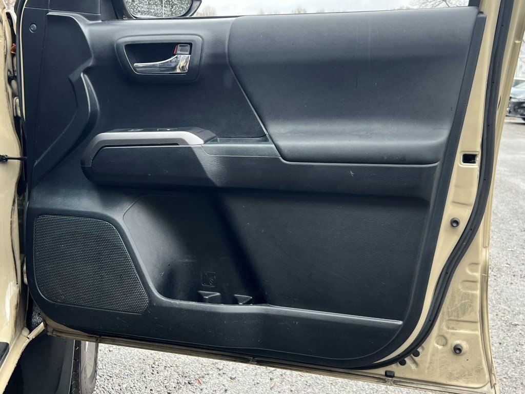 Used 2018 Toyota Tacoma TRD Off-Road image 10