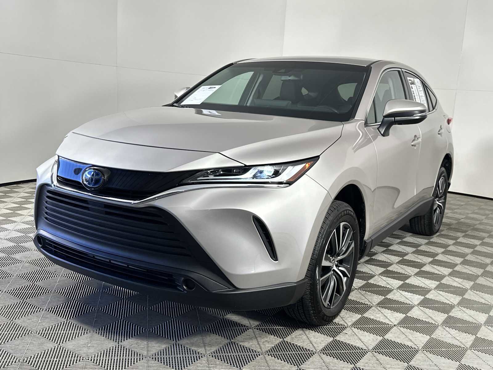 Used 2024 Toyota Venza LE AWD/4WD image 4