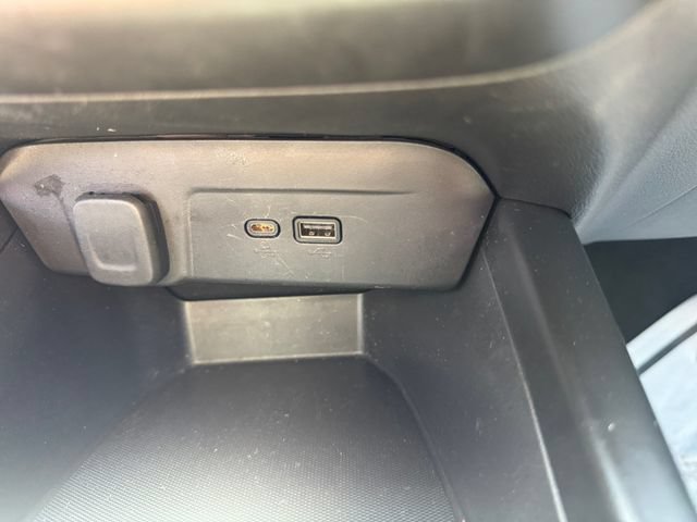 Used 2025 Chevrolet Trax RS w/ Sunroof Package FWD image 20