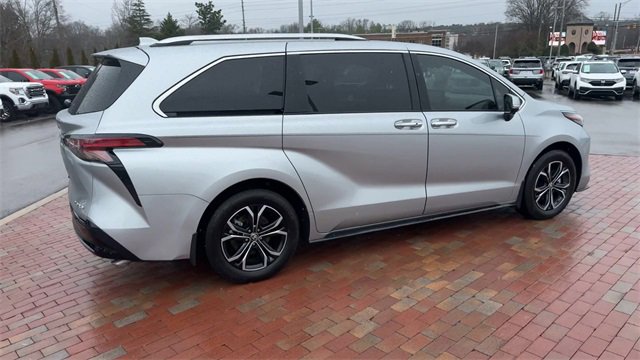 Used 2025 Toyota Sienna Platinum image 3