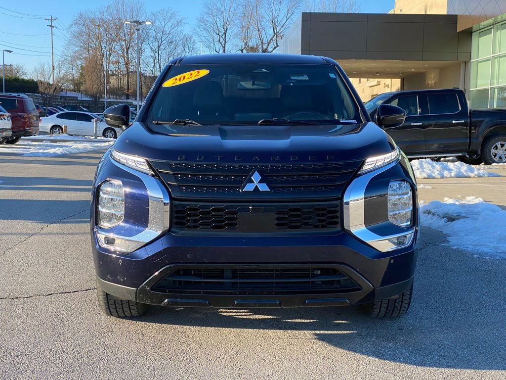 Used 2022 Mitsubishi Outlander SE image 2