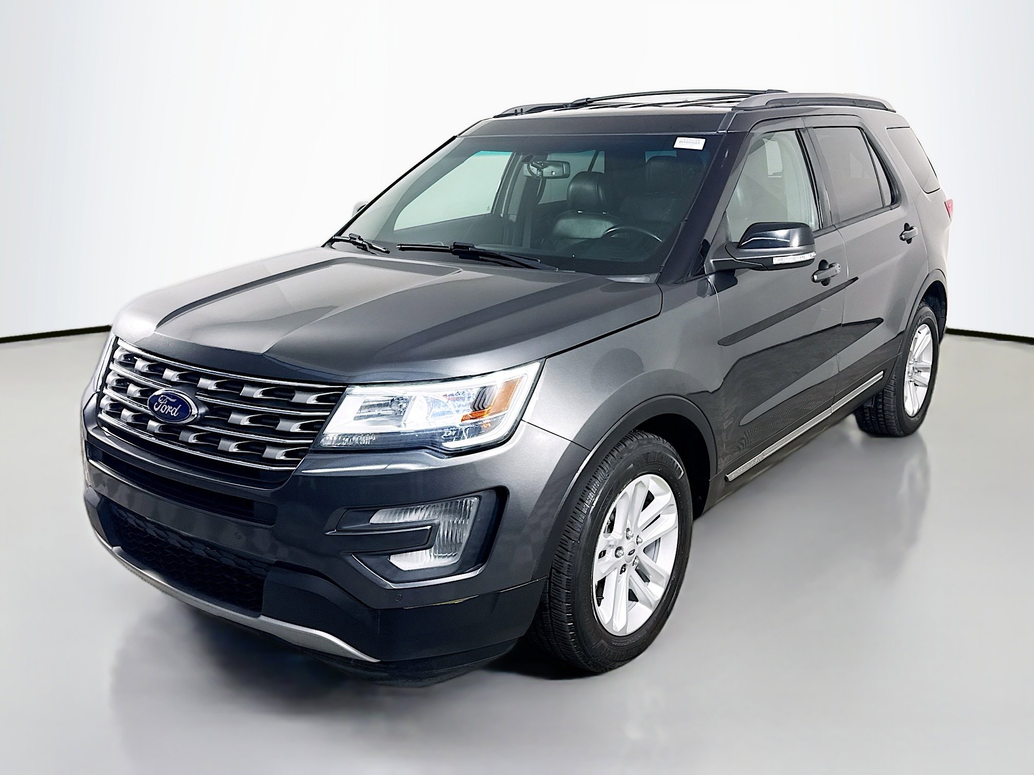 Used 2017 Ford Explorer XLT w/ Equipment Group 202A image 4