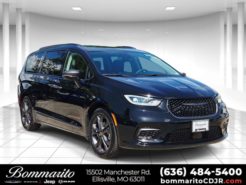 Used 2024 Chrysler Pacifica Touring-L w/ Road Tripper Package FWD image 1
