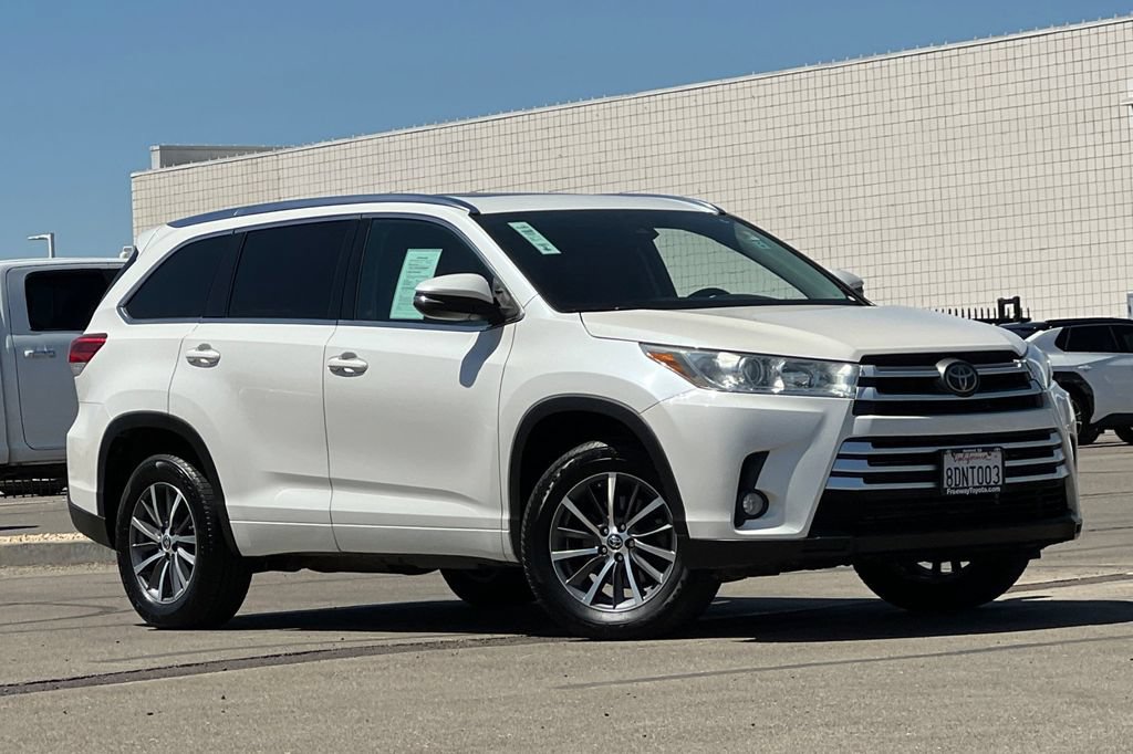 Certified 2018 Toyota Highlander XLE w/ Carpet Mat Package (TMS) FWD image 2