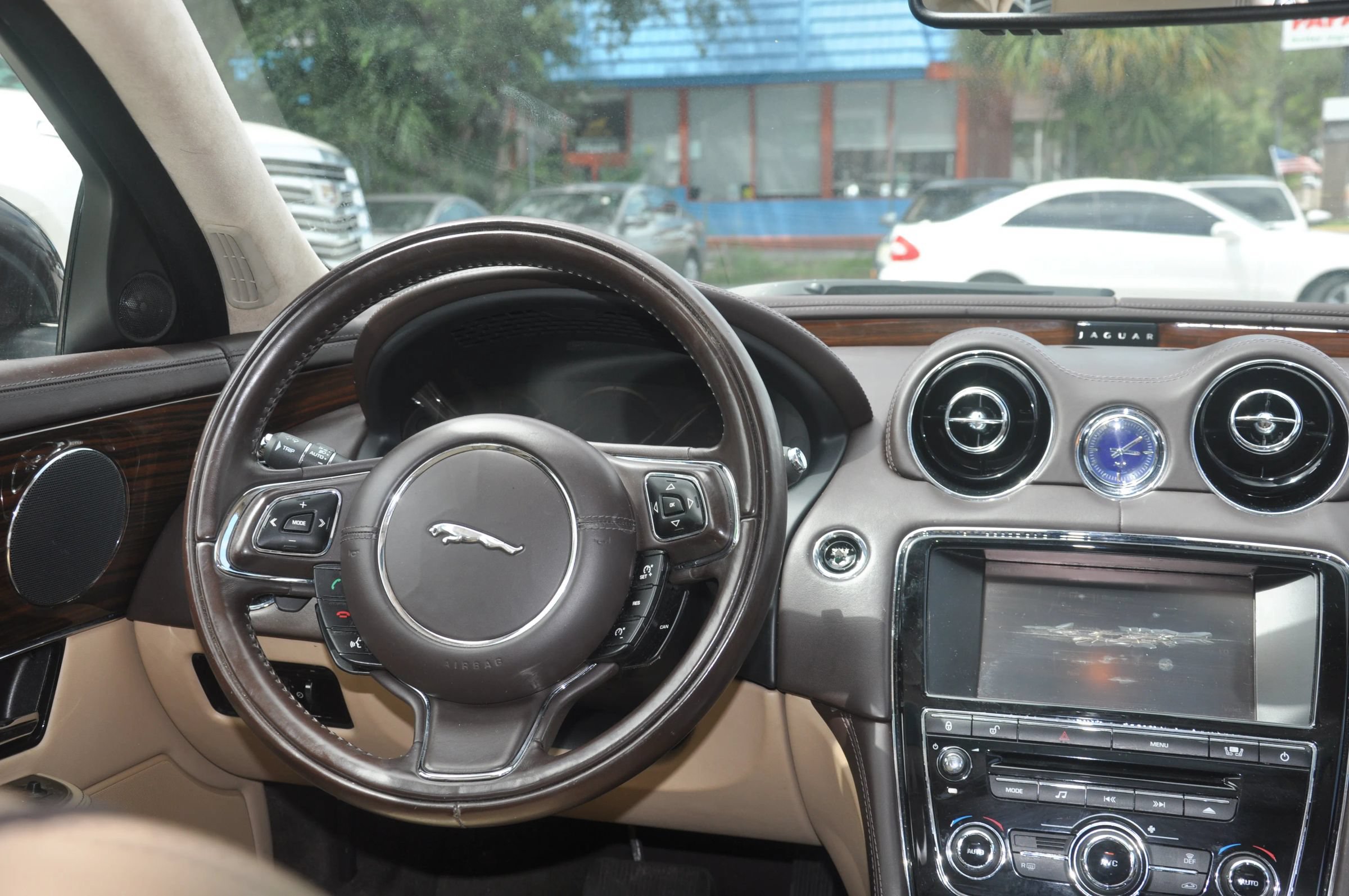 Used 2011 Jaguar XJ L RWD image 25