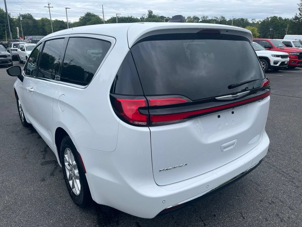 Used 2025 Chrysler Pacifica Select FWD image 6
