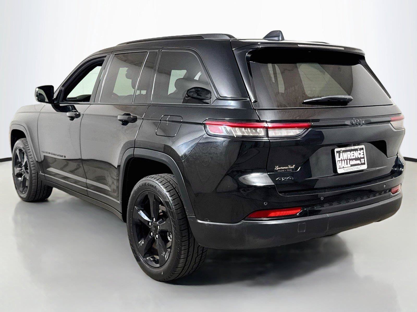 Used 2023 Jeep Grand Cherokee Altitude AWD/4WD image 6