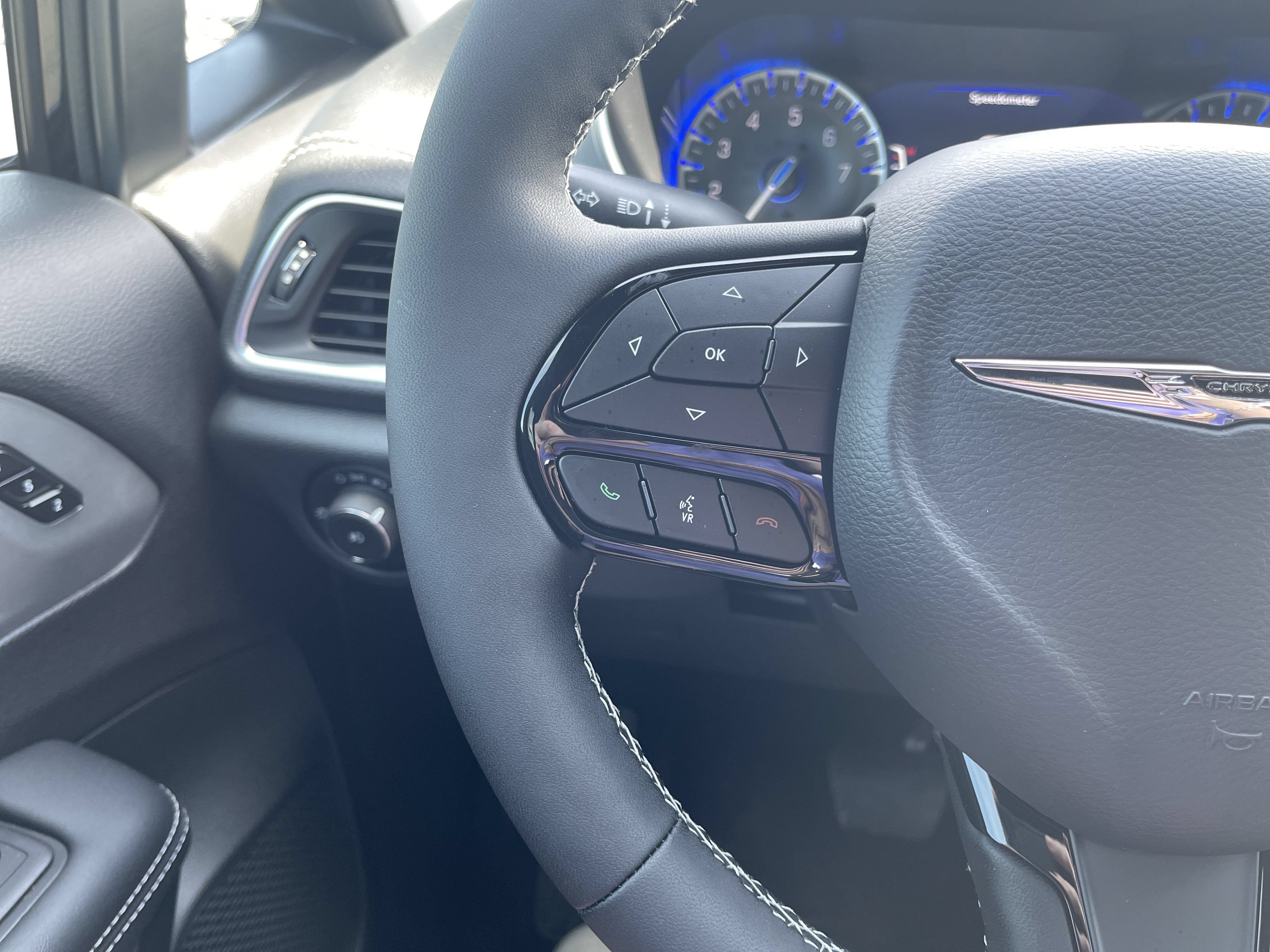 New 2025 Chrysler Pacifica Limited FWD image 17