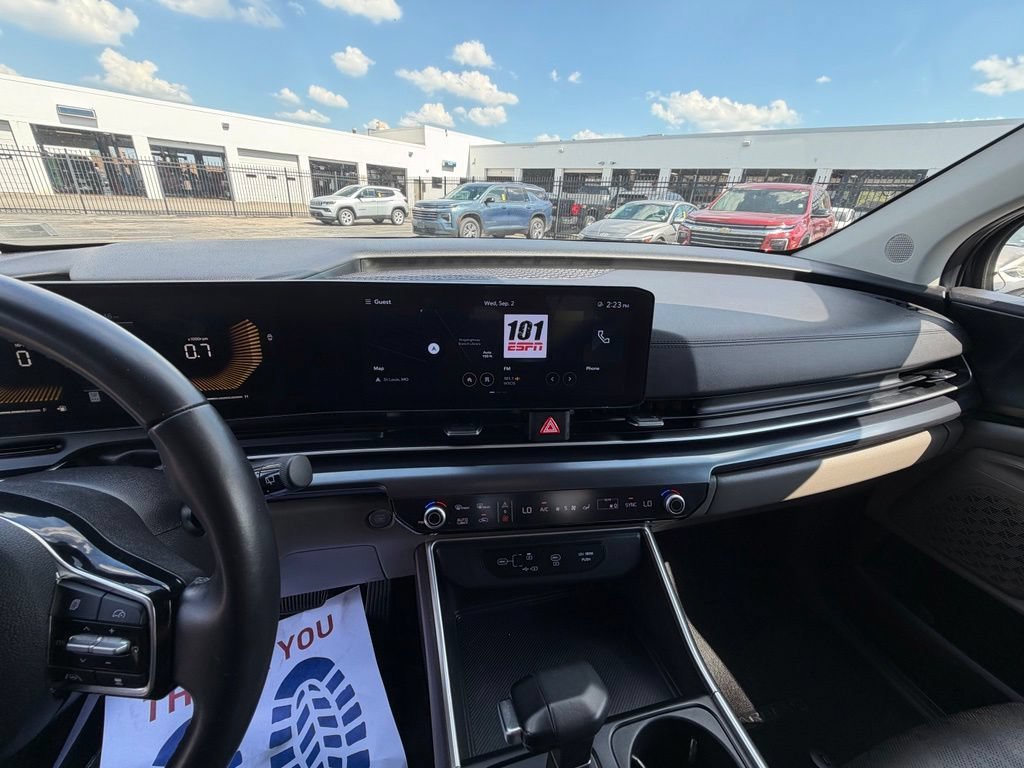 Used 2025 Kia Carnival FWD image 18