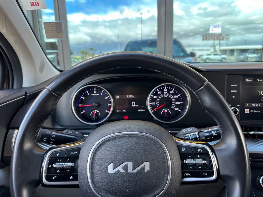Used 2022 Kia Carnival LX image 17