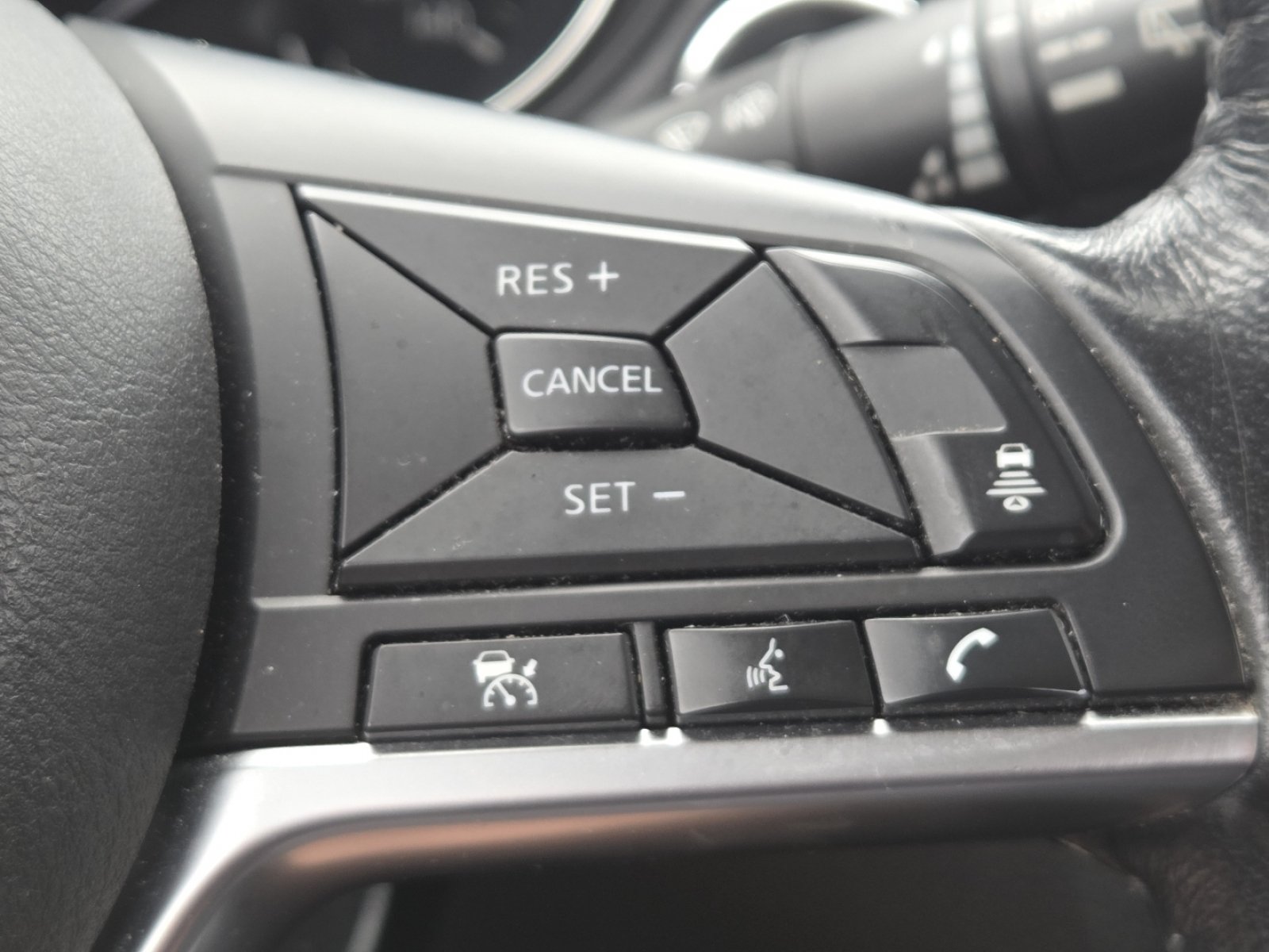 Used 2018 Nissan Rogue SL w/ Premium Package AWD/4WD image 7