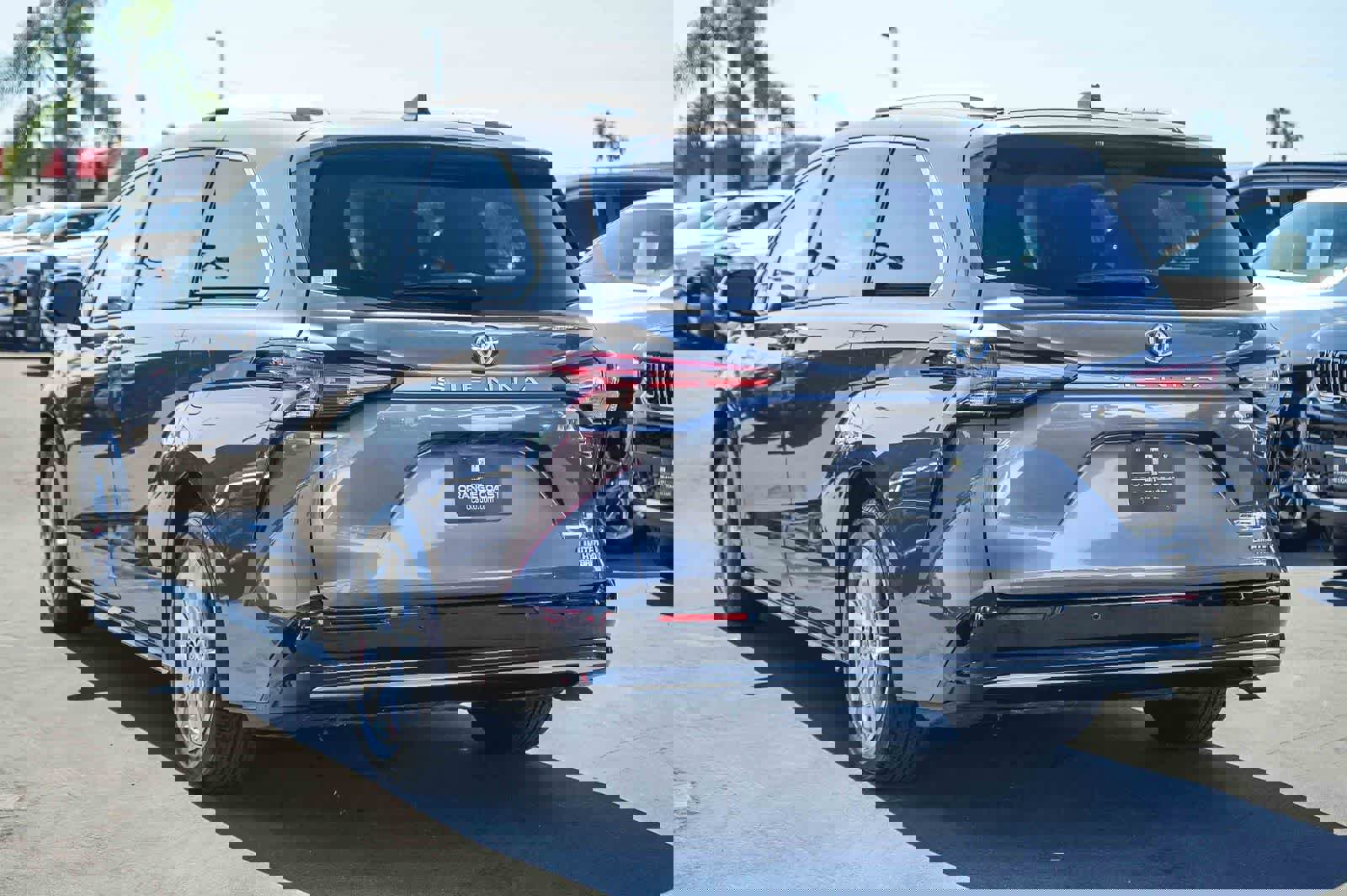 Used 2022 Toyota Sienna Limited image 6