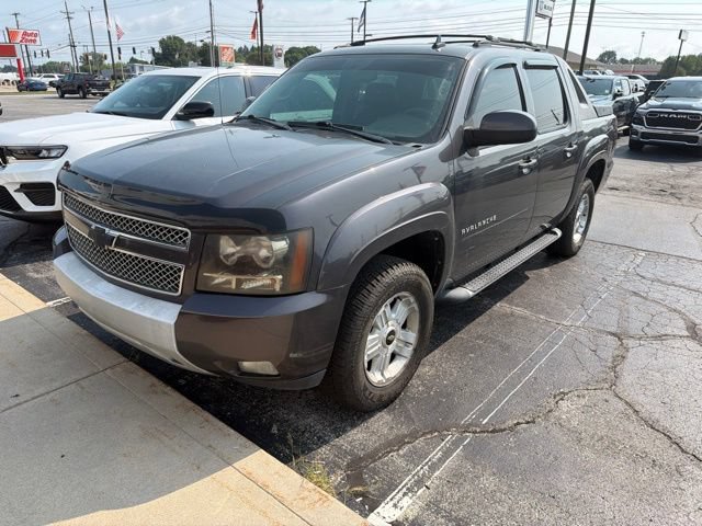 Used 2011 Chevrolet Avalanche LT w/ Luxury Package AWD/4WD image 2