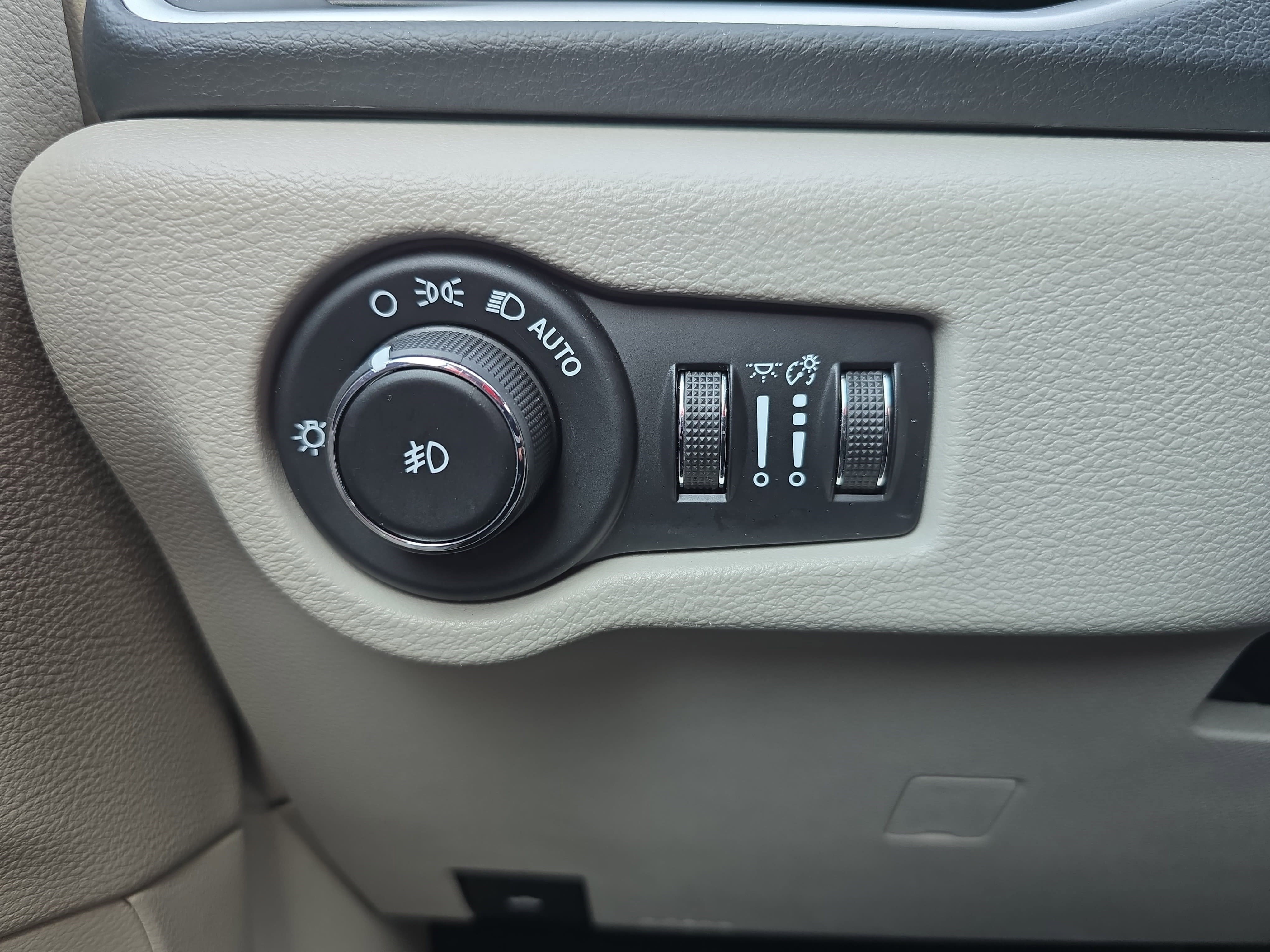 Used 2018 Chrysler Pacifica Touring-L image 27