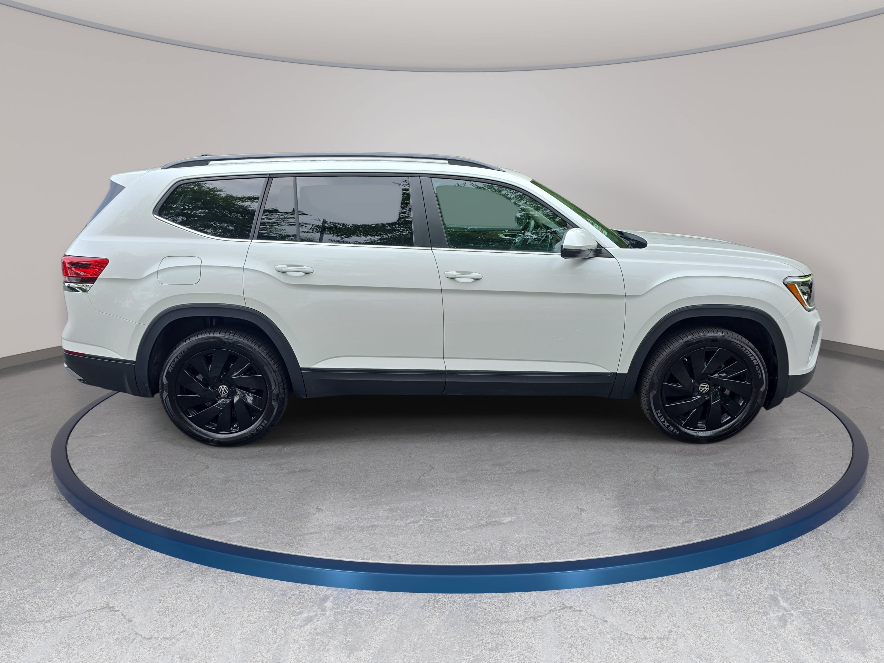 Used 2026 Volkswagen Atlas SE w/ Black Wheel Package FWD image 4