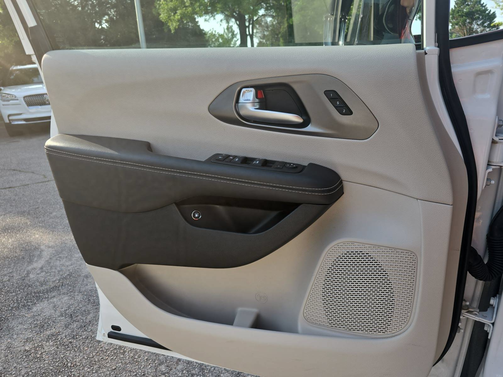 Used 2024 Chrysler Pacifica Limited FWD image 29