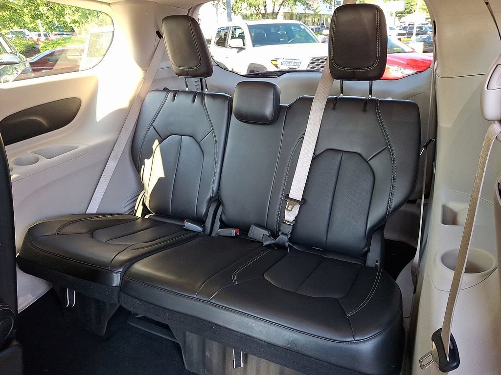 Used 2023 Chrysler Pacifica Touring-L FWD image 10