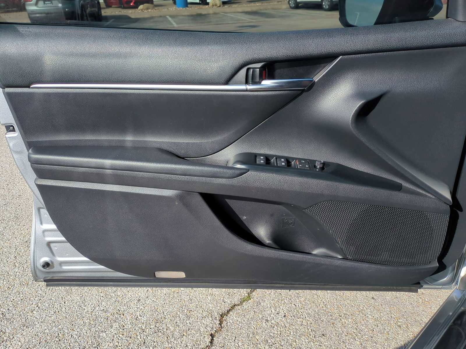 Used 2019 Toyota Camry SE FWD image 19