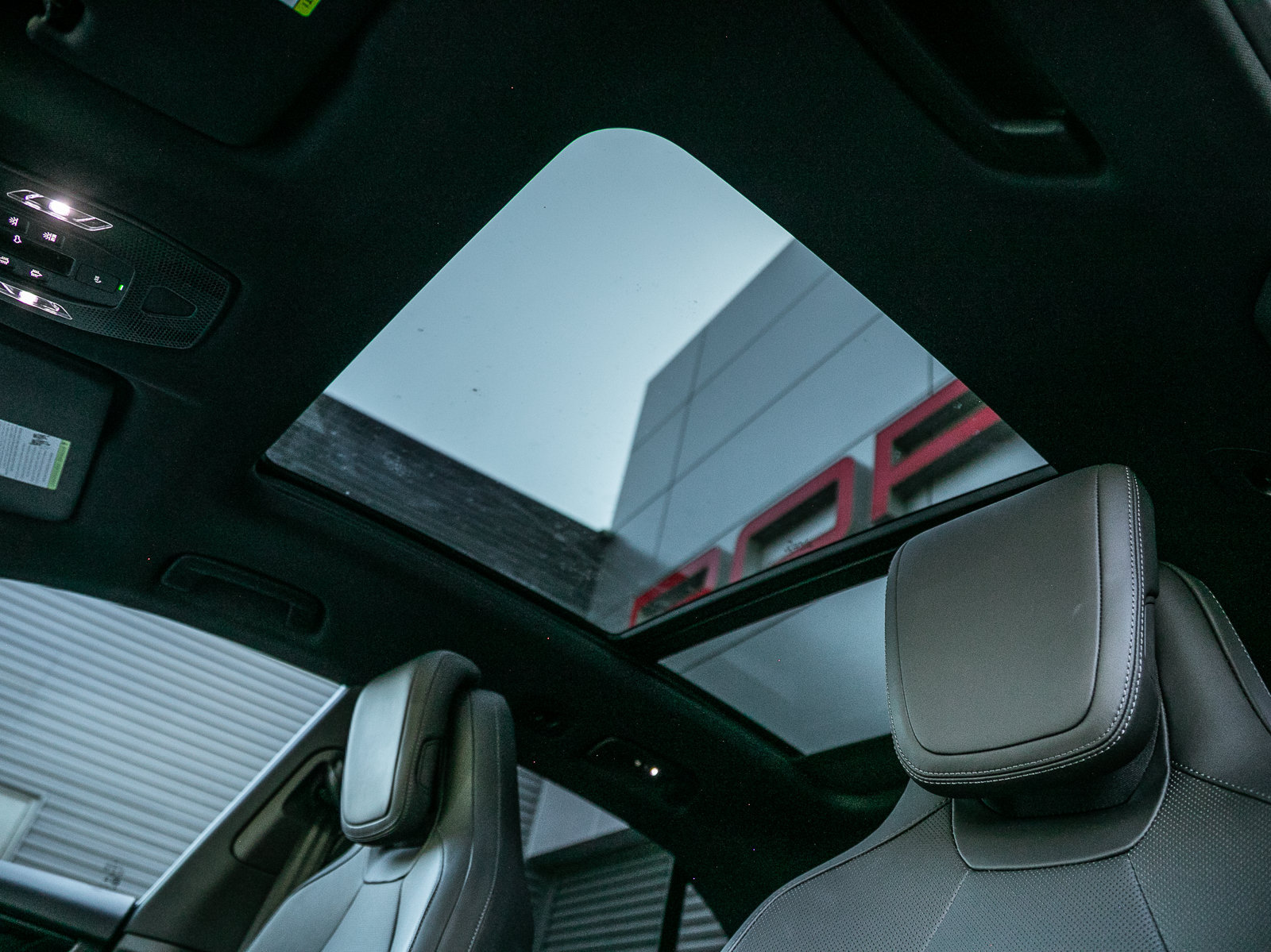 Certified 2025 Porsche Macan Electric RWD image 15