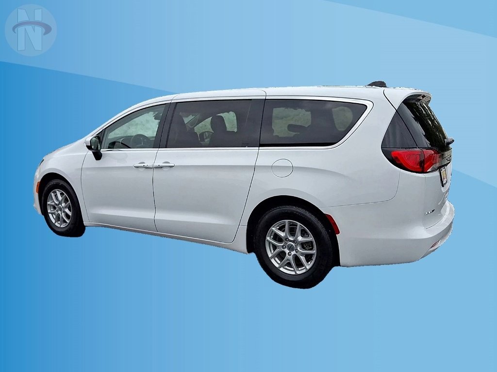 Used 2022 Chrysler Voyager LX image 6