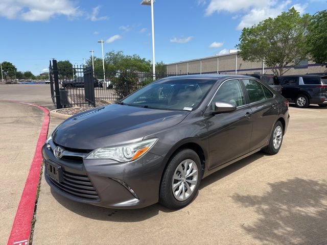 Used 2016 Toyota Camry LE image 1
